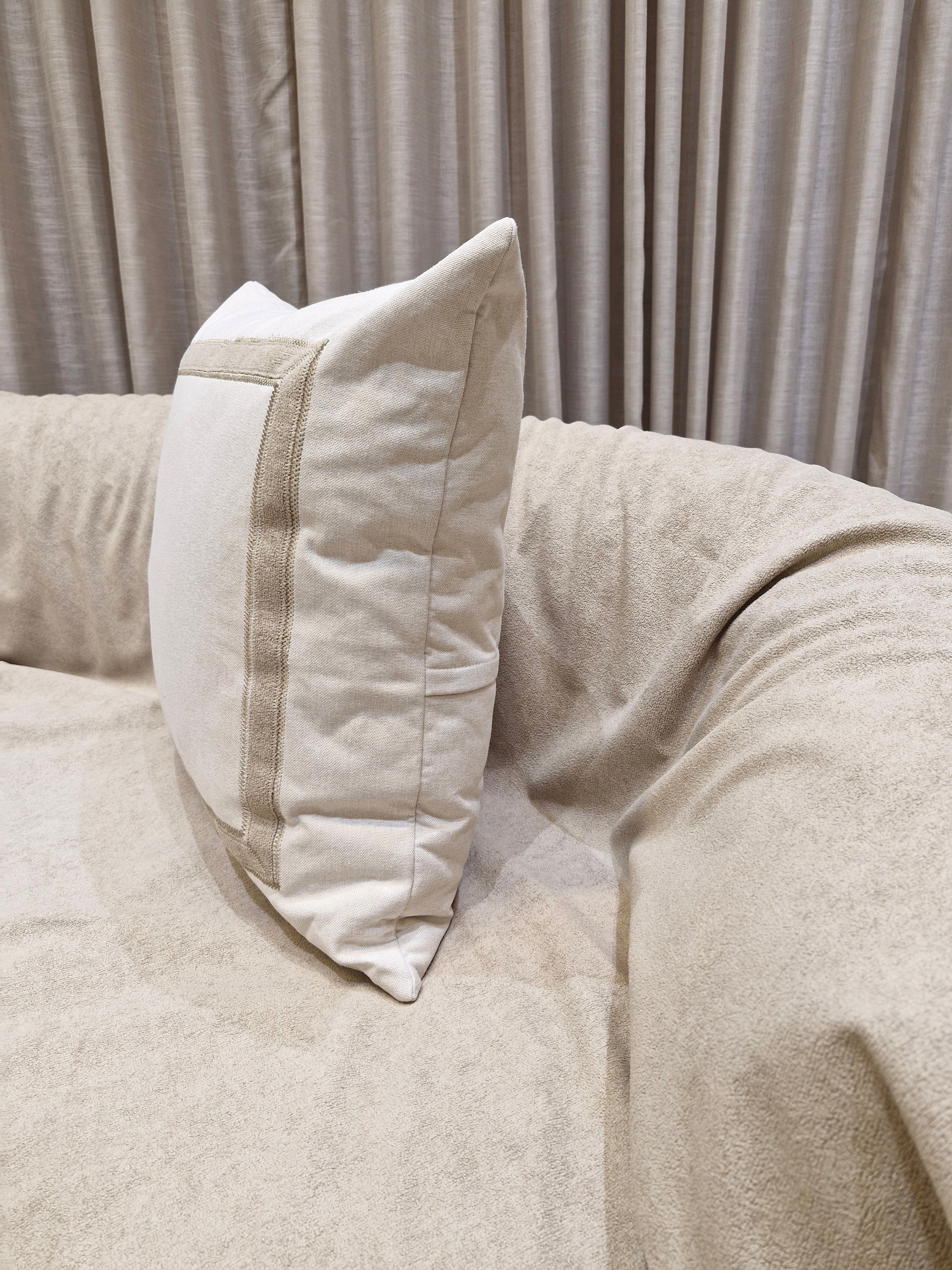 Almofada Decorativa Linho Off com Detalhes Basic 55cmX55cm