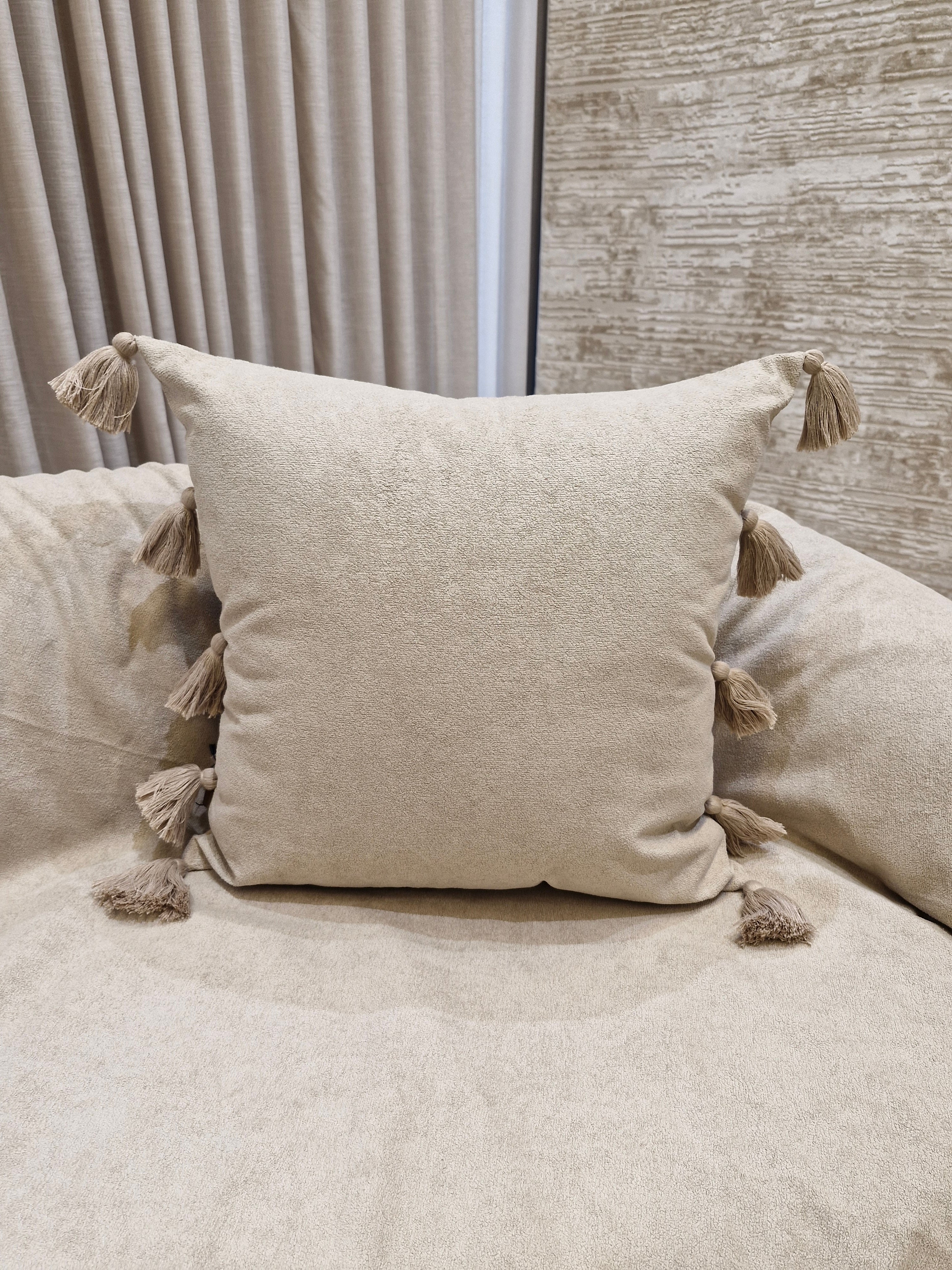 Almofada Decorativa Boucle Bege com Detalhes Laterais 55cmX55cm