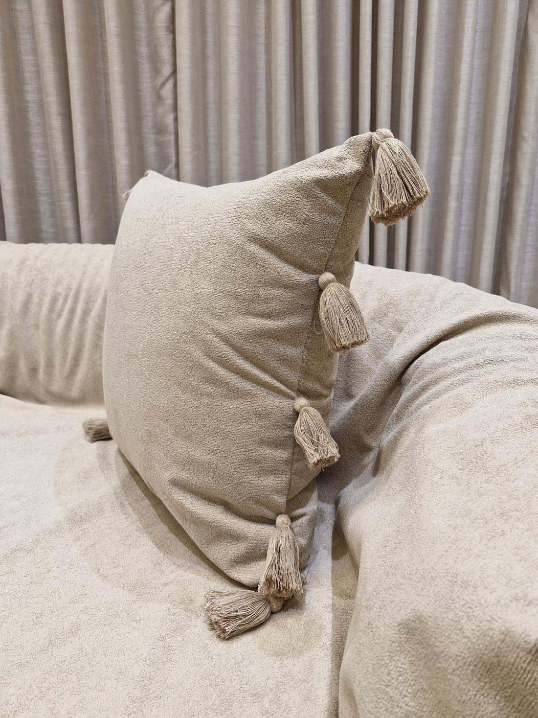 Almofada Decorativa Boucle Bege com Detalhes Laterais 55cmX55cm