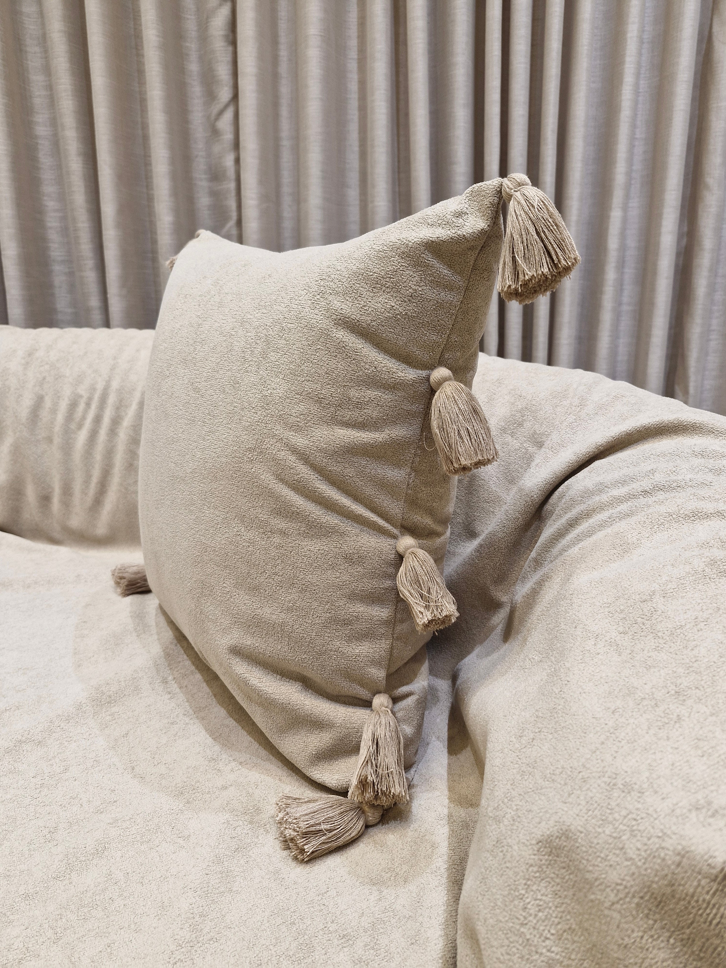 Almofada Decorativa Boucle Bege com Detalhes Laterais 55cmX55cm