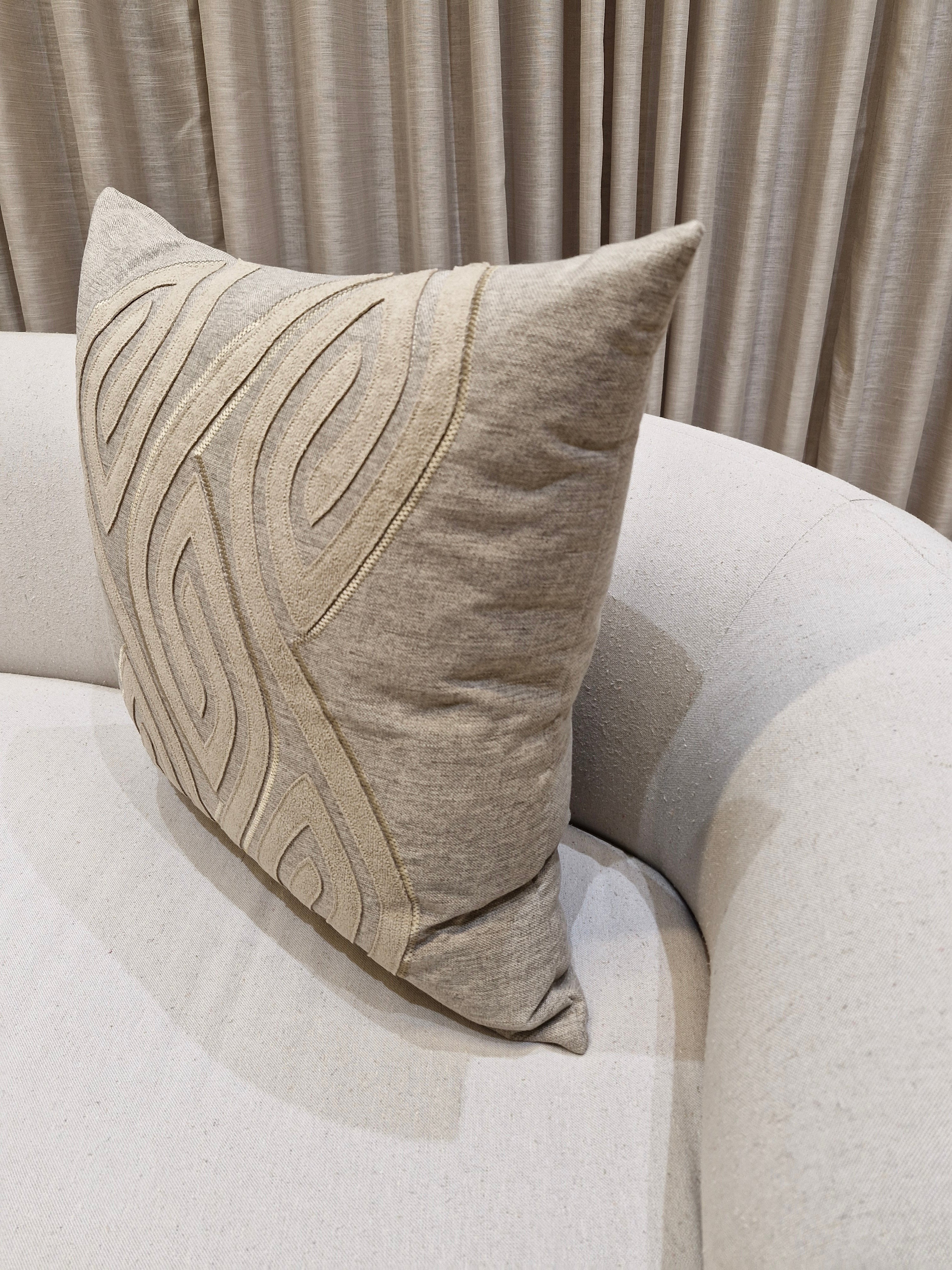 Almofada Decorativa Linho Bege Escuro Detalhes 55cmX55cm