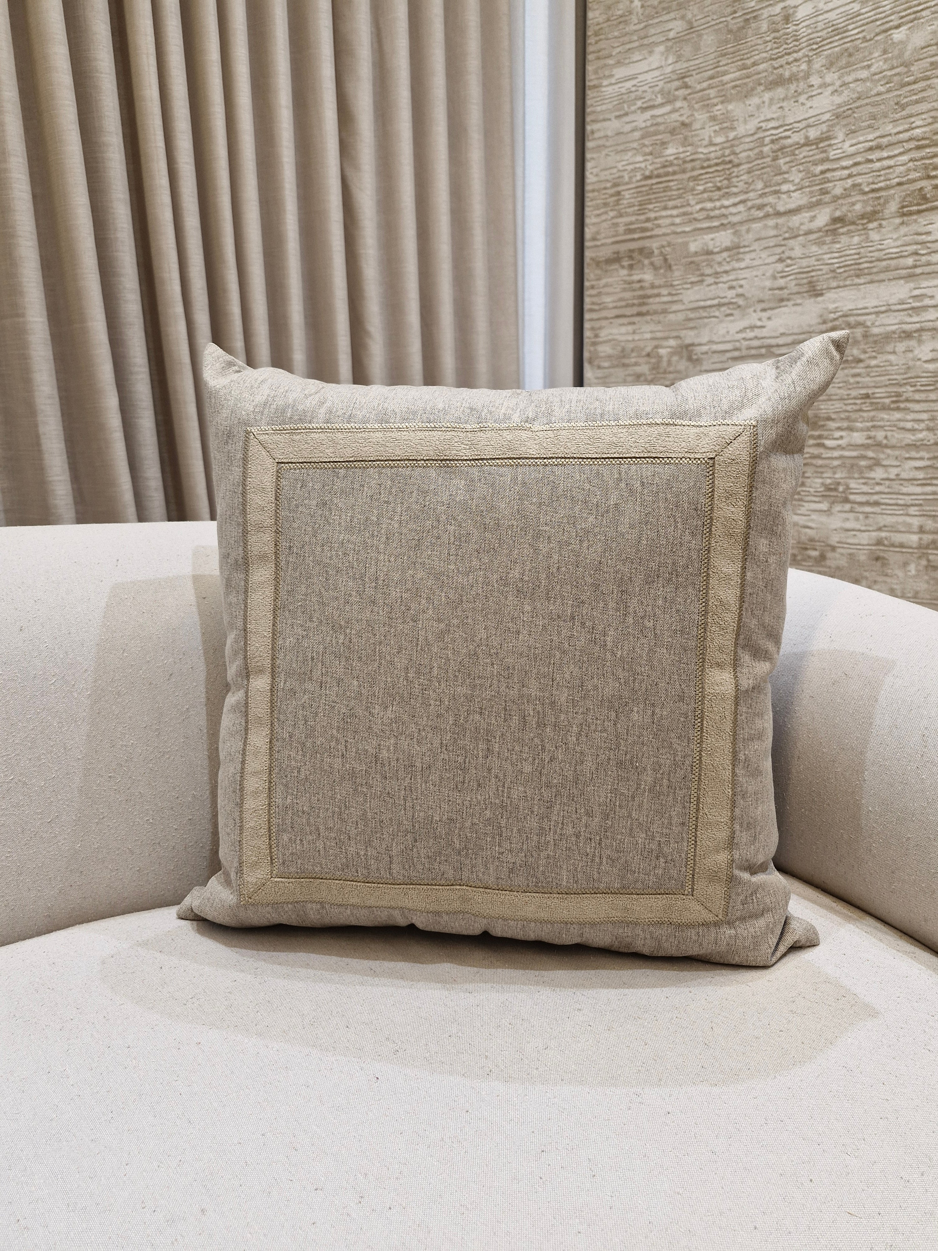 Almofada Decorativa em Linho Bege Escuro 55cmX55cm