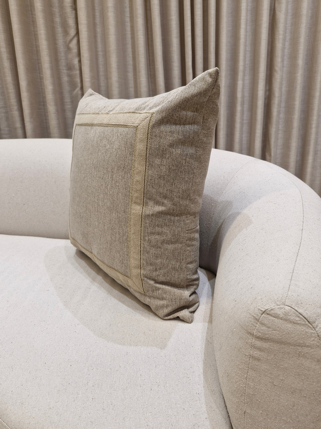 Almofada Decorativa em Linho Bege Escuro 55cmX55cm