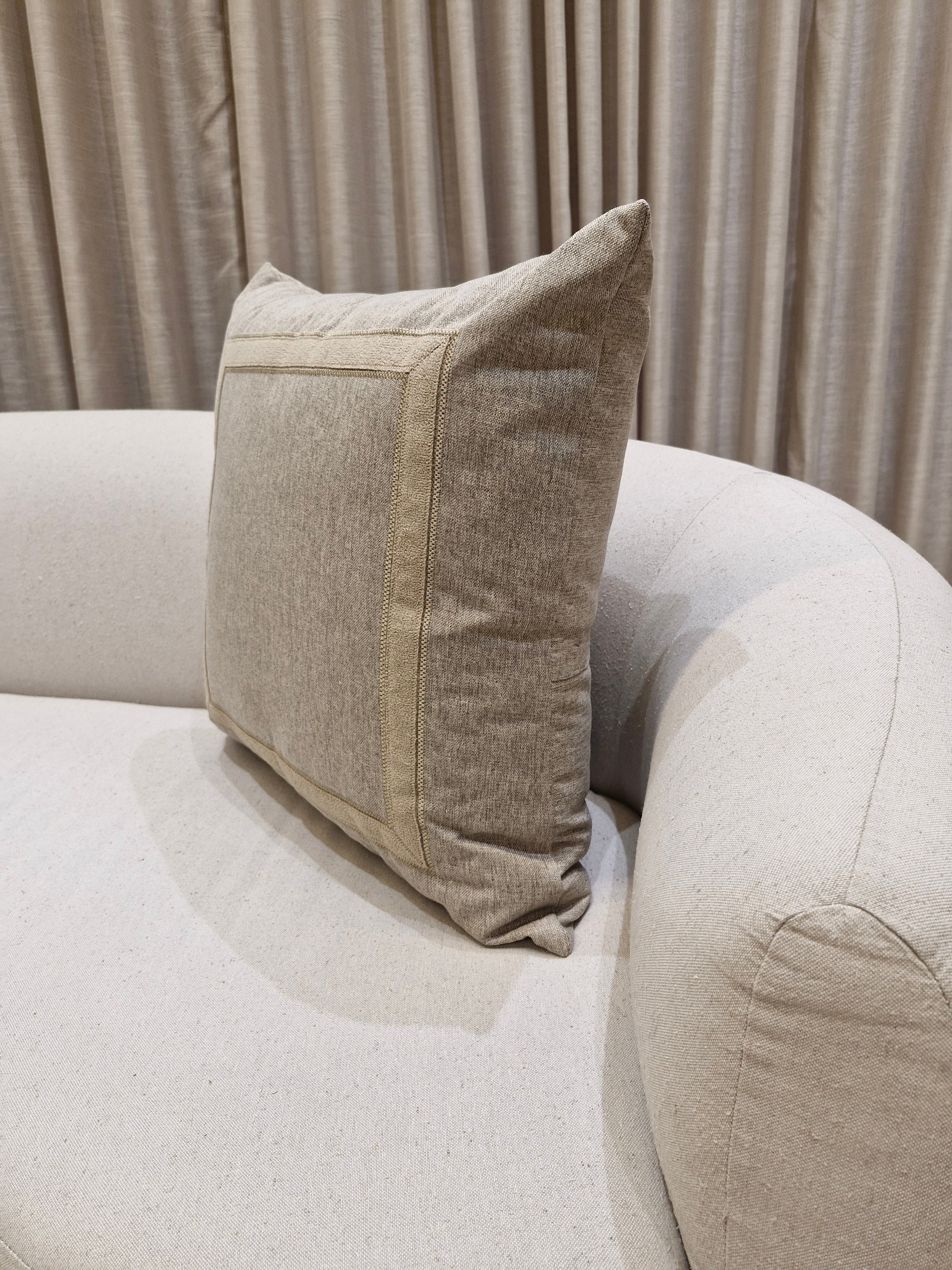 Almofada Decorativa em Linho Bege Escuro 55cmX55cm