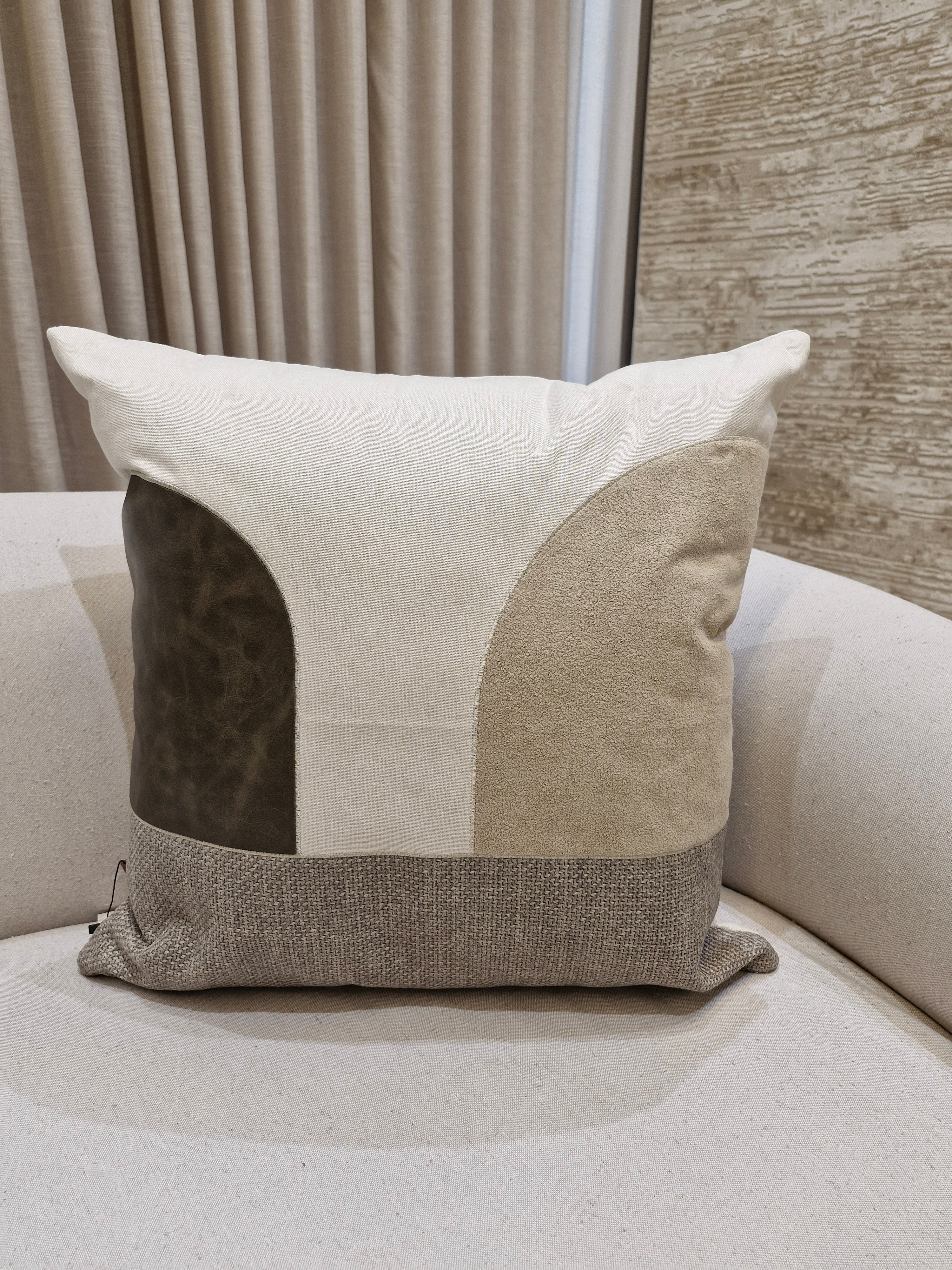 Almofada Decorativa em Detalhes Bordados Boucle Bege 55cmX55cm