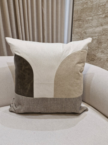 Almofada Decorativa em Detalhes Bordados Boucle Bege 55cmX55cm