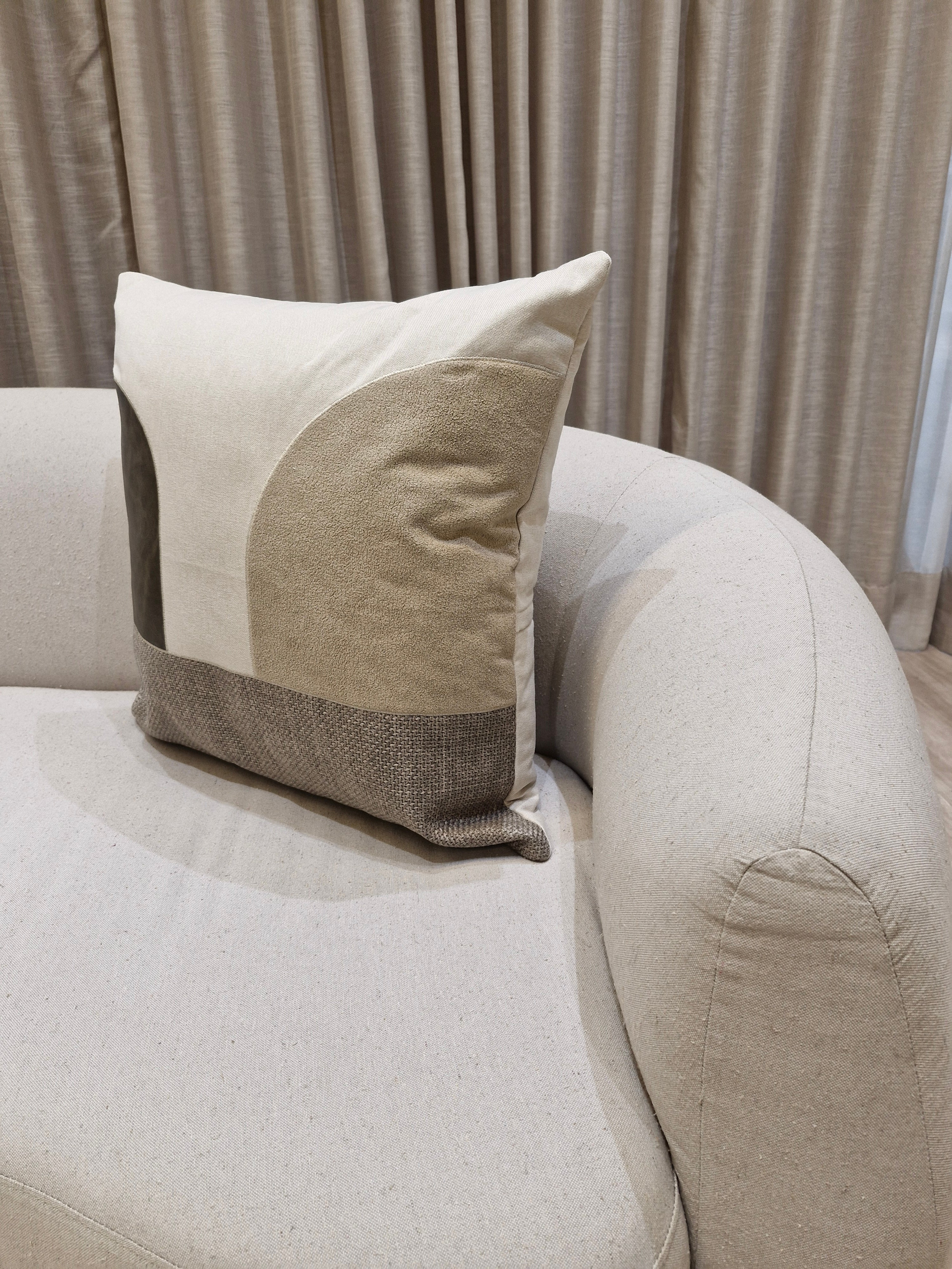 Almofada Decorativa em Detalhes Bordados Boucle Bege 55cmX55cm