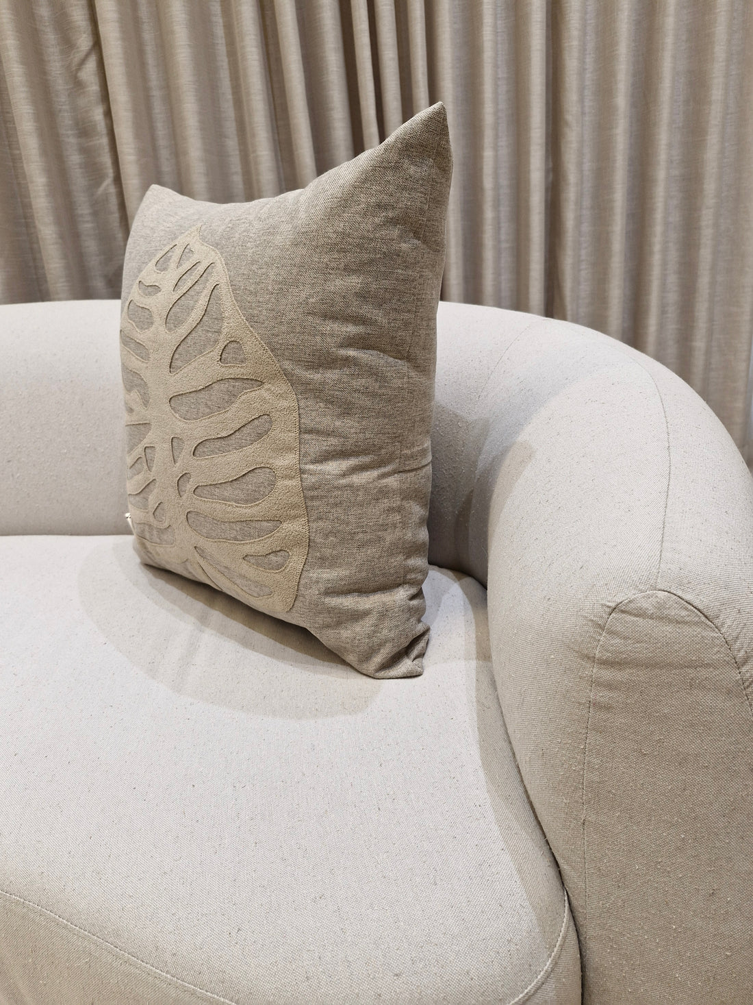Almofada Decorativa em Detalhes Linho Bege 55cmX55cm