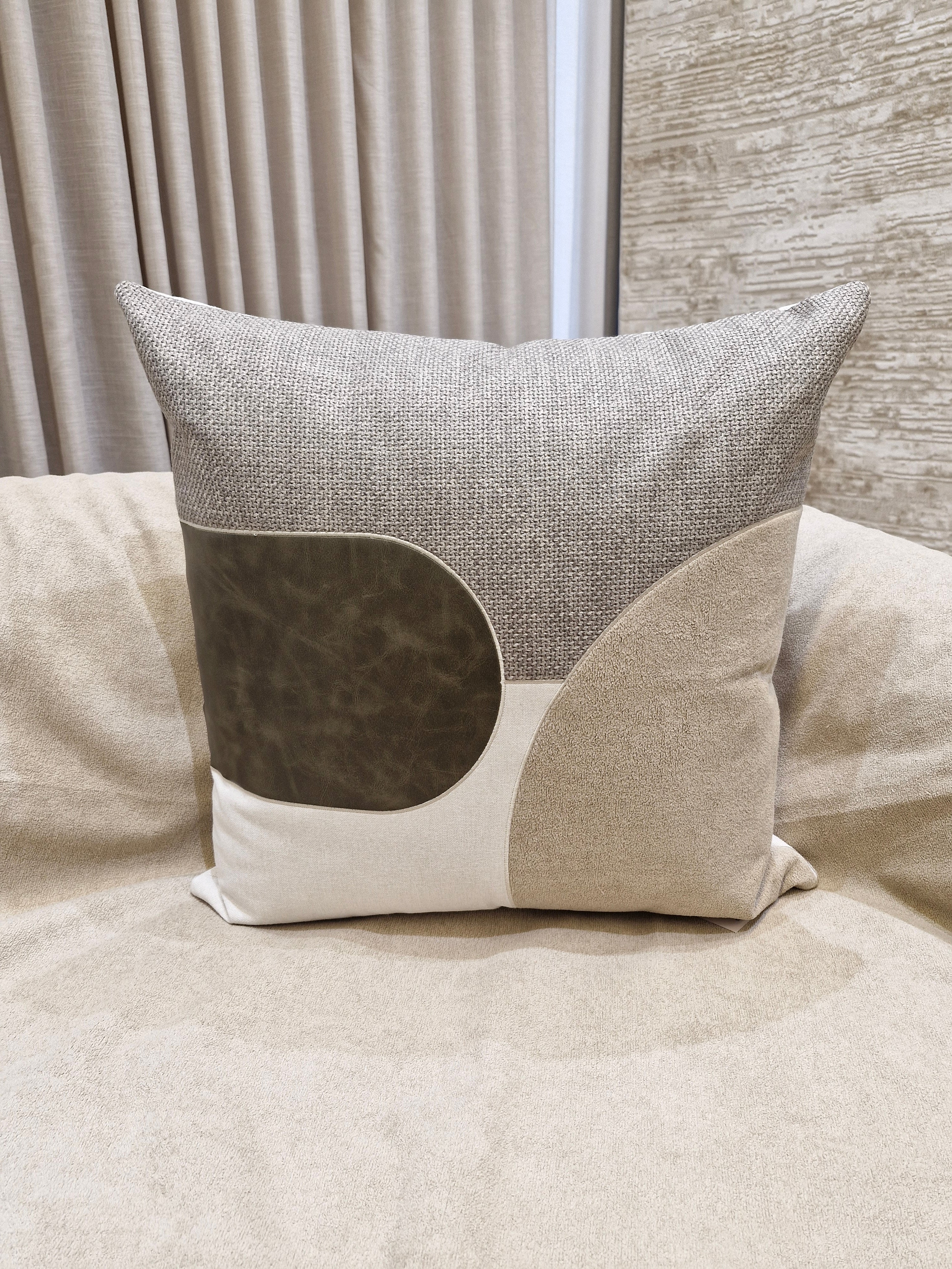 Almofada Decorativa Recortes Boucle Bege 55cmX55cm