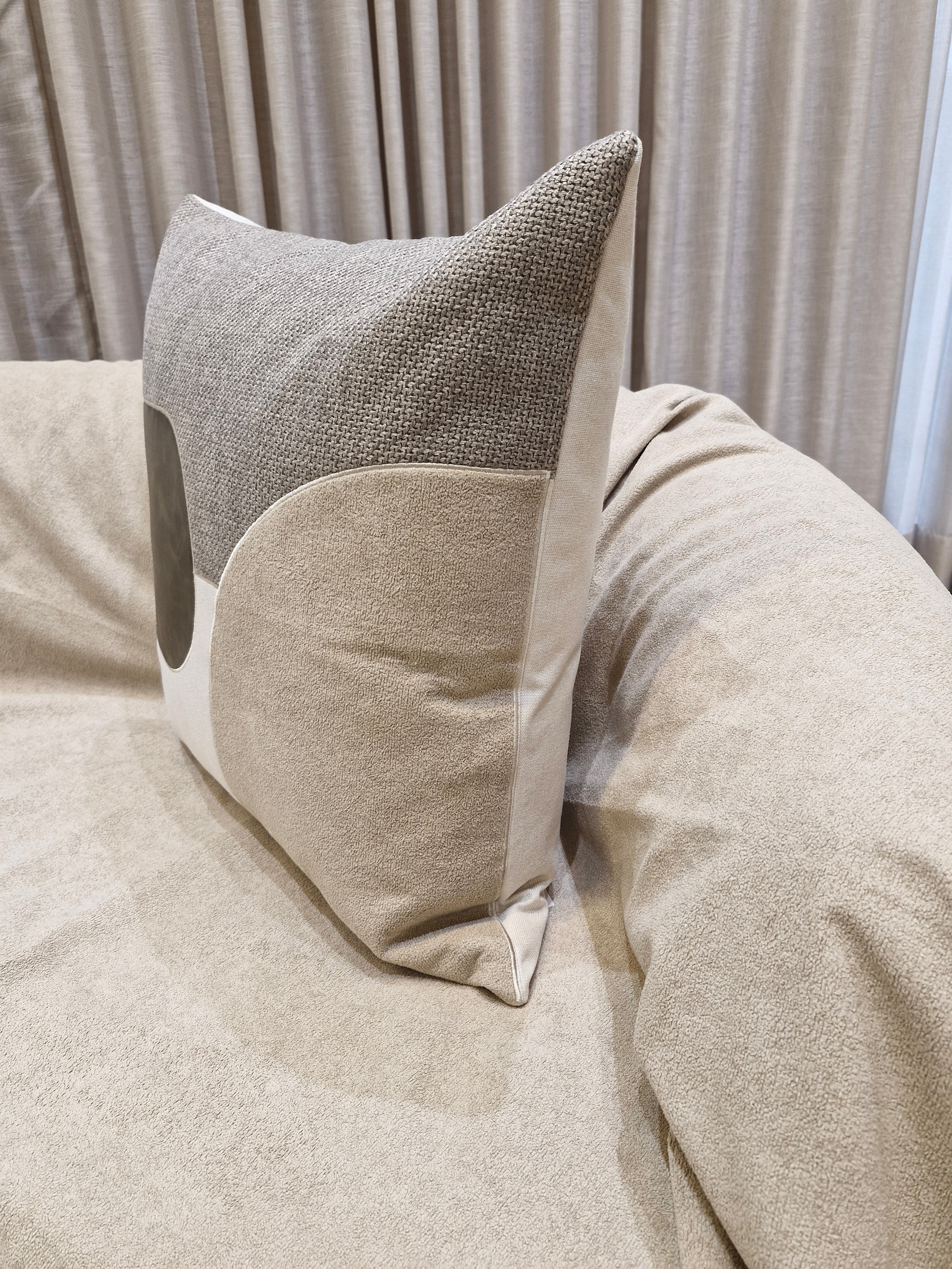 Almofada Decorativa Recortes Boucle Bege 55cmX55cm