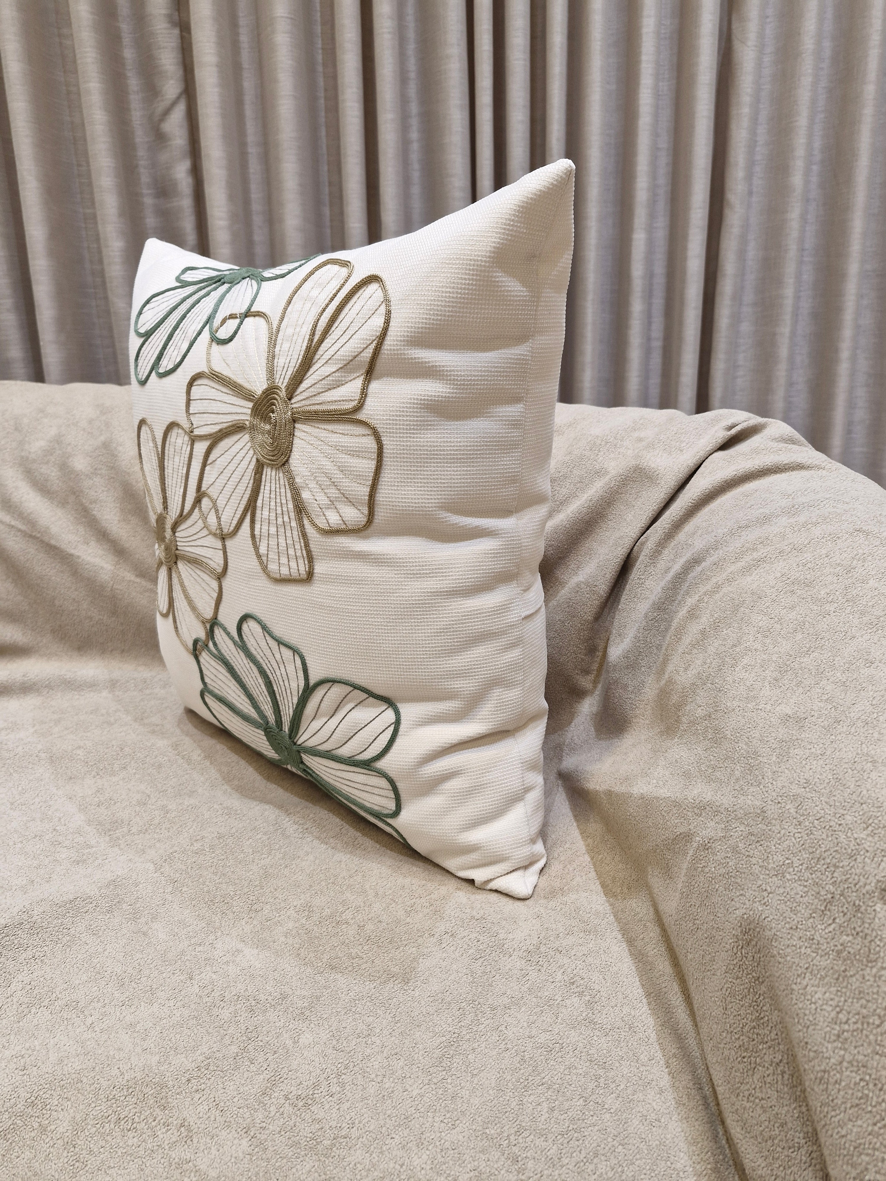 Almofada Bordada Flores Verde Claro 55cmX55cm