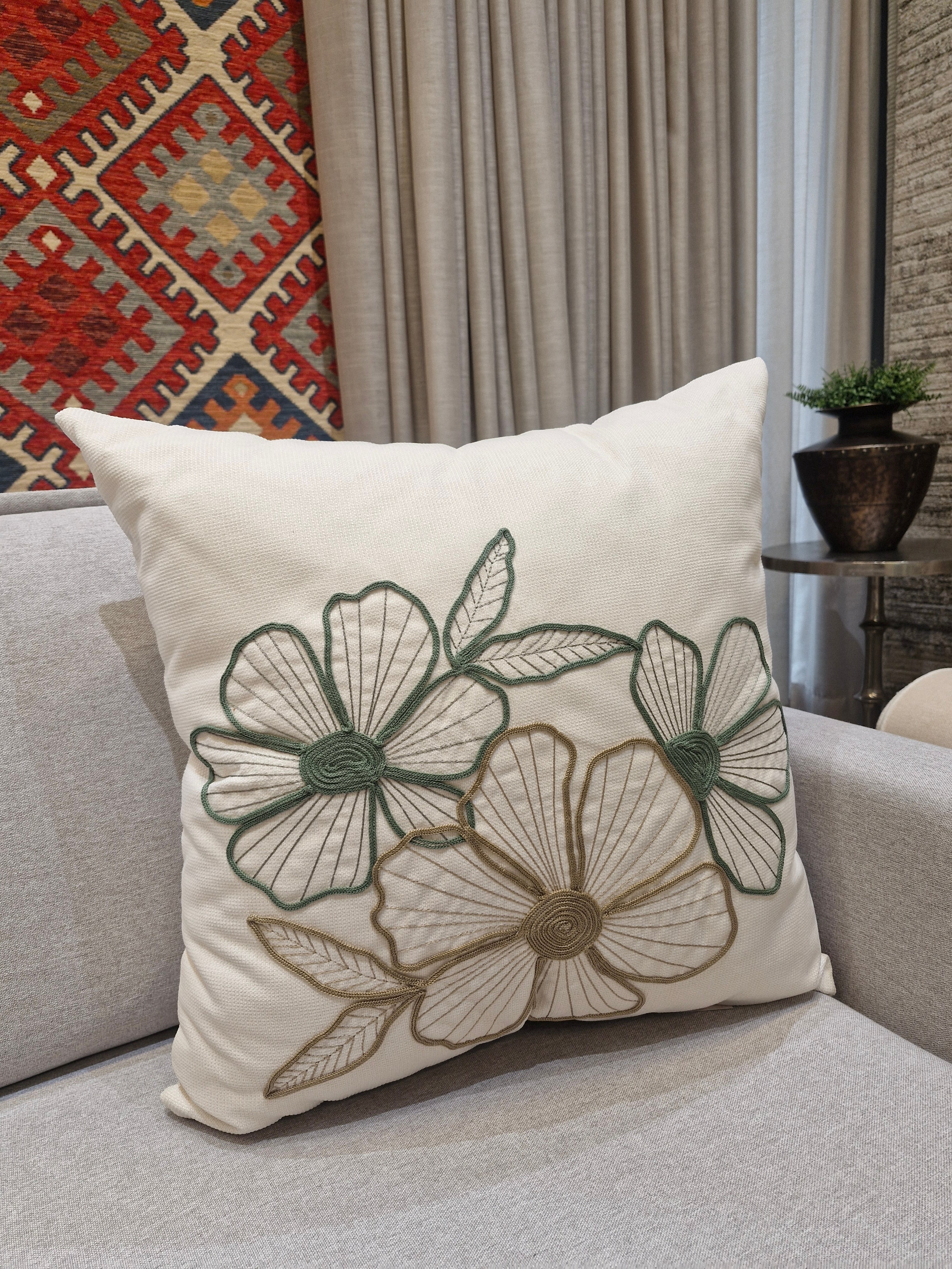 Almofada Bordada Flores Verde Claro Detalhes 55cmX55cm